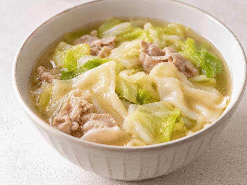キャベツと豚こま肉、ワンタンが入った白だしスープ
