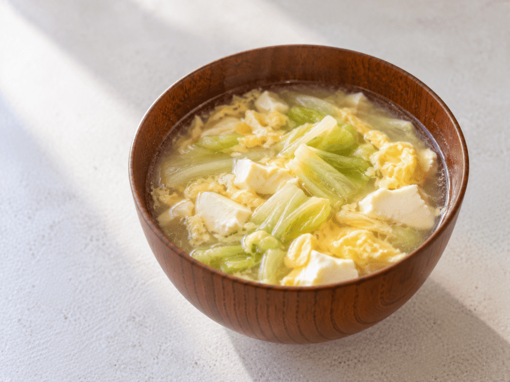 くずした豆腐とふんわり卵、キャベツが入った中華風スープ