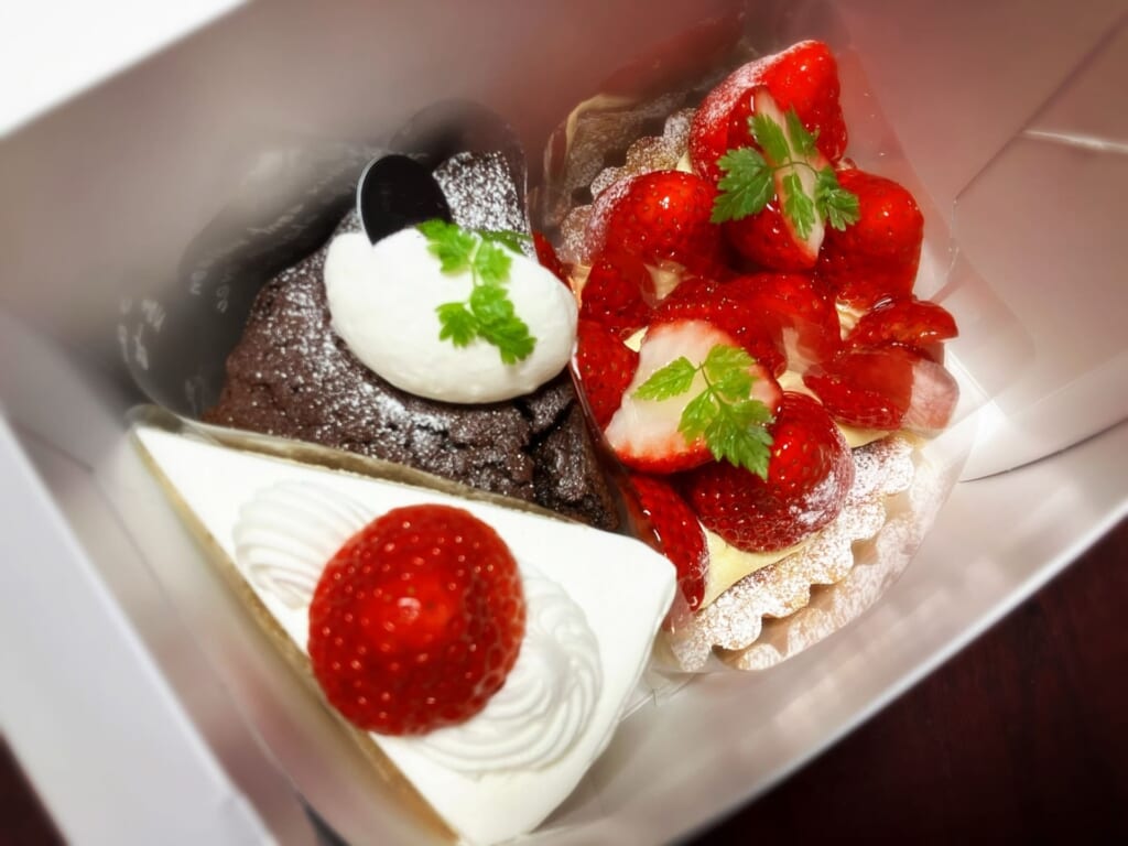 いちごのショートケーキやチョコレートケーキなどの生菓子の詰め合わせ