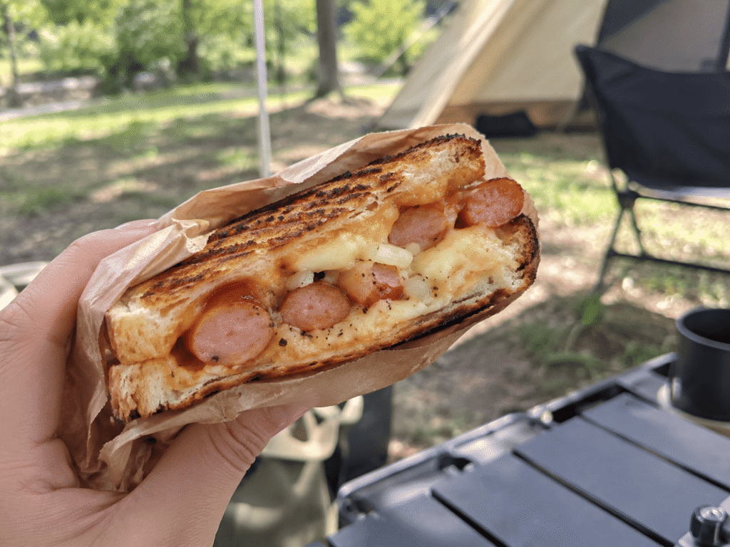 こんがり焼いた食パンにウインナーととろけるチーズを挟んだホットサンド