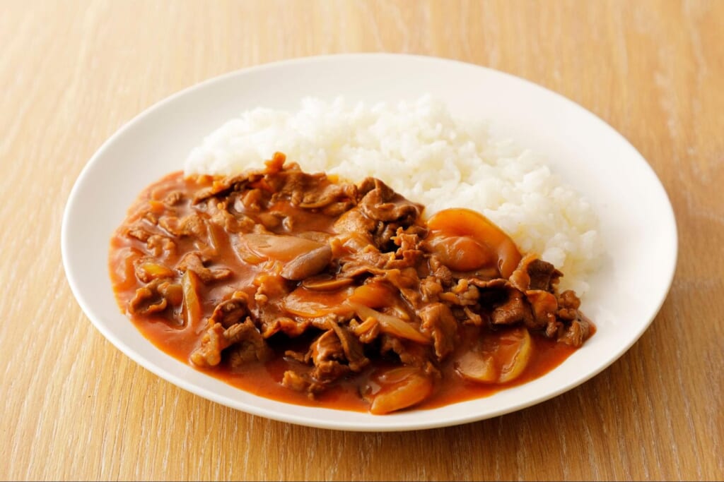 豚肉と玉ねぎを使ったハヤシソースをご飯に添えたハヤシライス