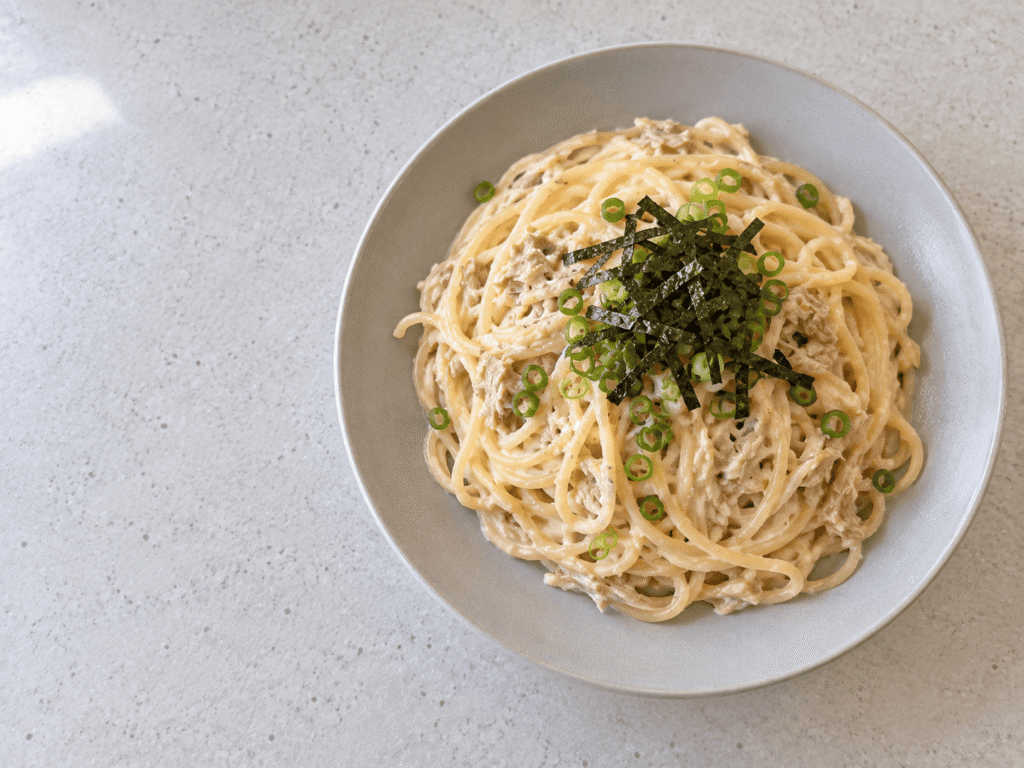 ツナ入りのクリームソースに刻みのりとねぎを添えた和風パスタ